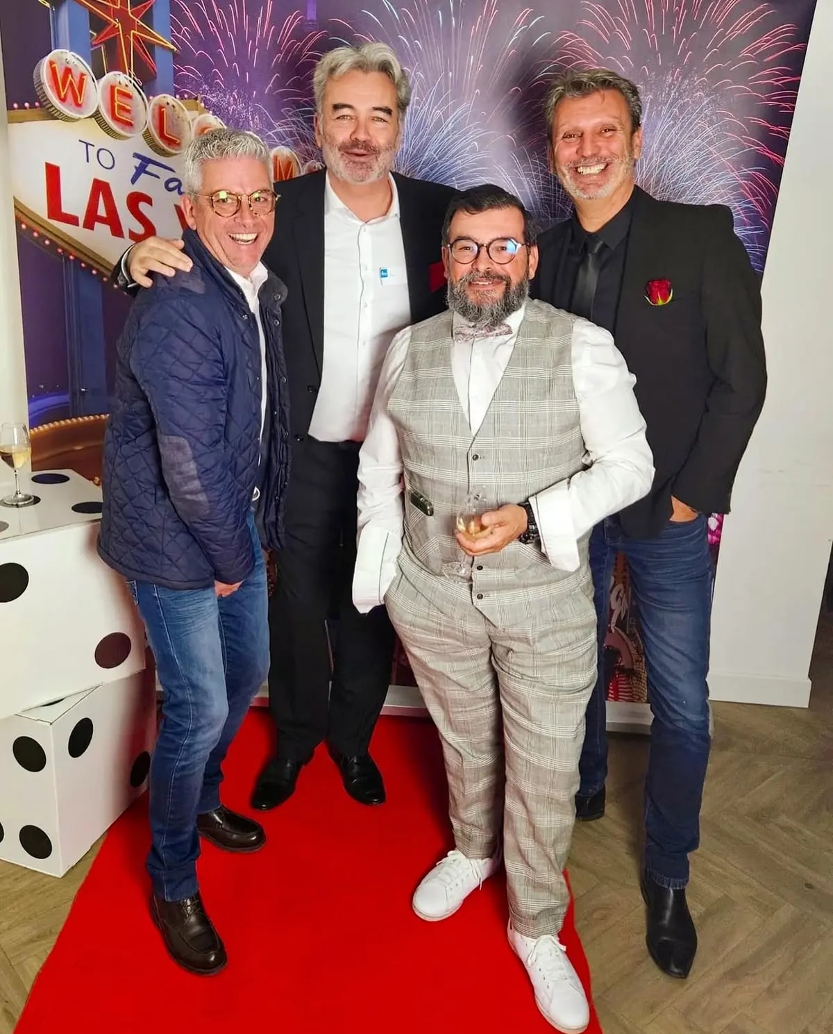 Photo de groupe lors d'un afterwork sur le thème du casino à La Fabrik