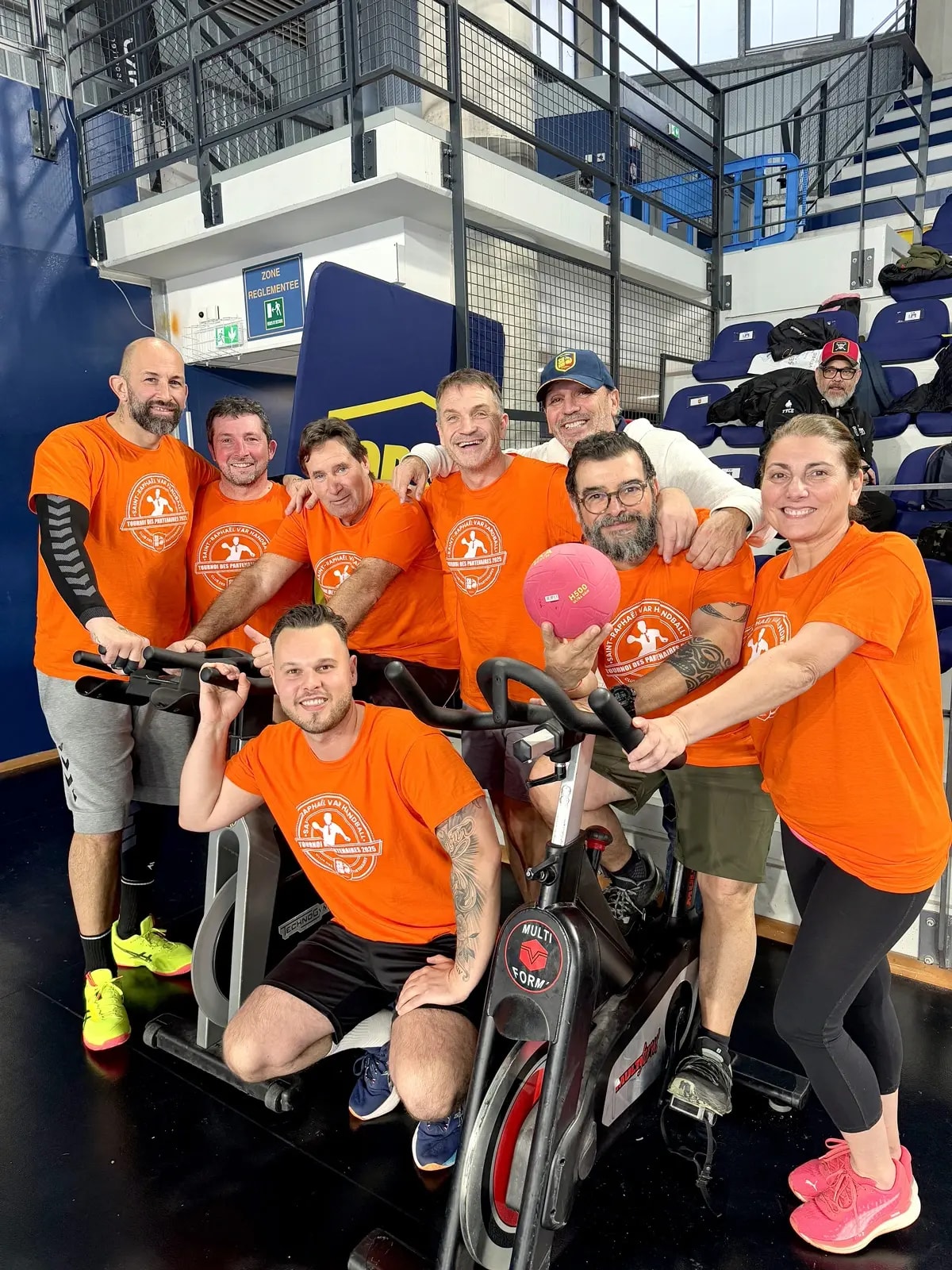 Photo de groupe de 8 adhérents lors d'un match de handball pour le Cercle des Partenaires