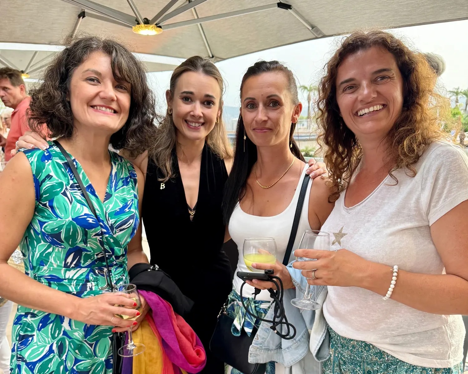 Quatre femmes souriante lors d'une soirée au casino barrière de Saint-Raphaël, organisée par le CPG83