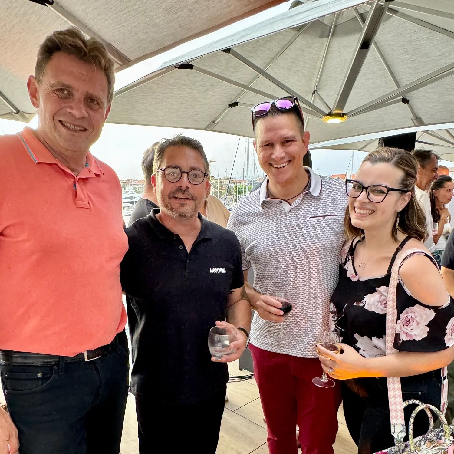 Quatre adhérents souriant du CPG83 lors d'une soirée au casino barrière de Saint-Raphaël