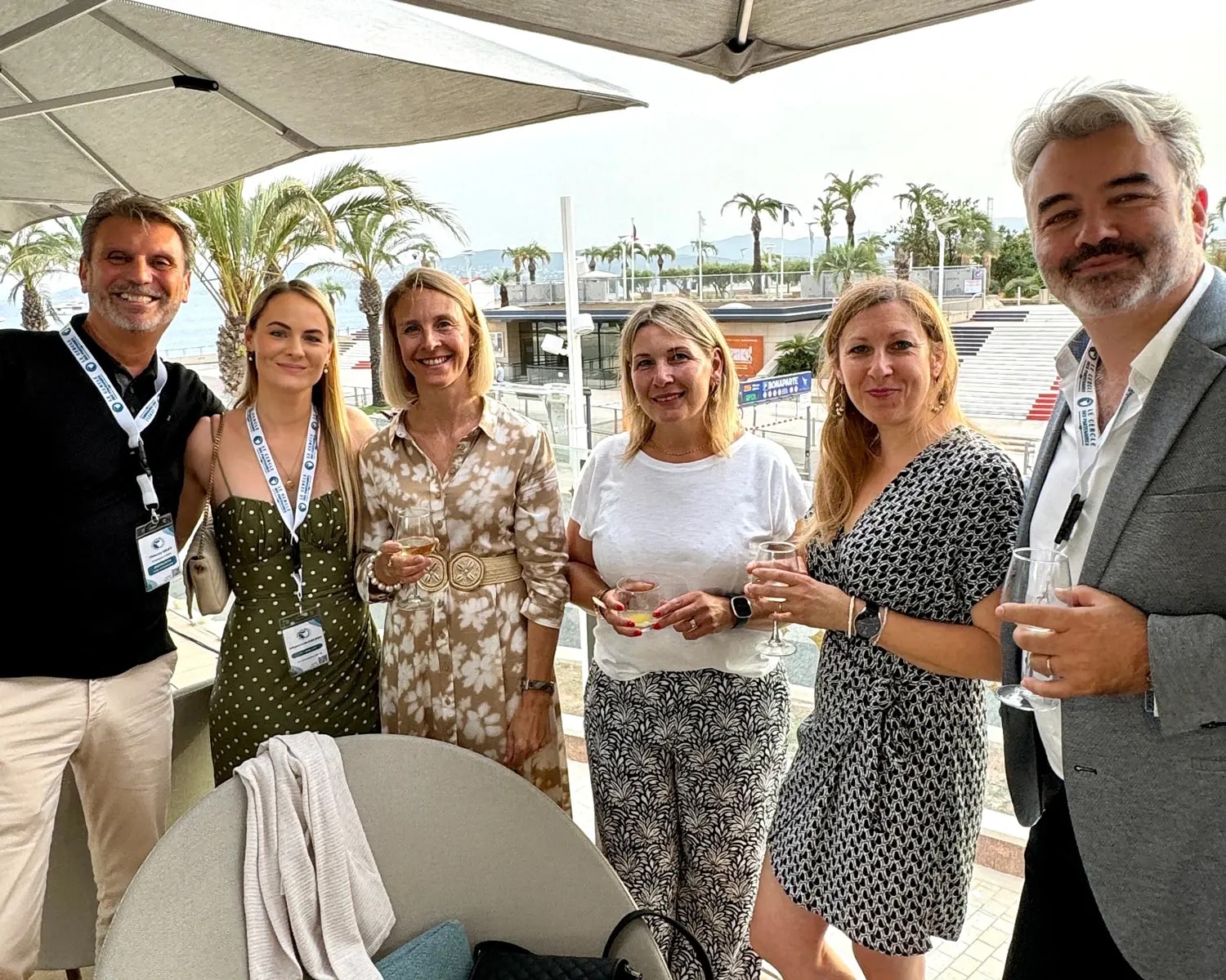 Six adhérents du CPG83 souriants lors d'une soirée au casino barrière de Saint-Raphaël