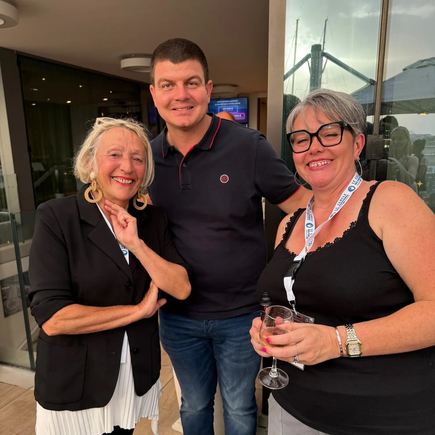 Trois adhérents souriants lors d'une soirée au casino barrière de Saint-Raphaël organisée par le CPG83