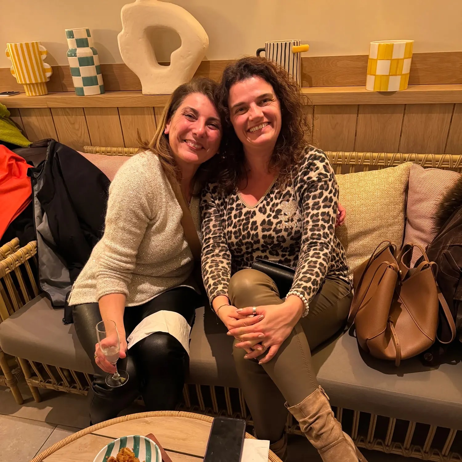 Portrait de deux femmes souriantes lors d'une soirée business au casino barrière de Sainte-Maxime organisée par le CPG83